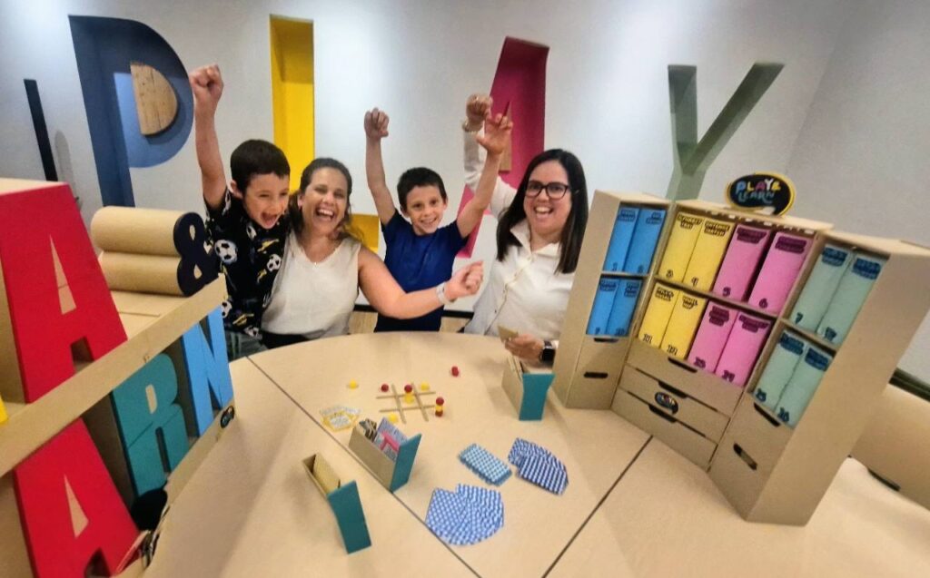 מורות וילדים בפעילות עם ערכת המרתון לרכישת הקריאה של Play and Learn